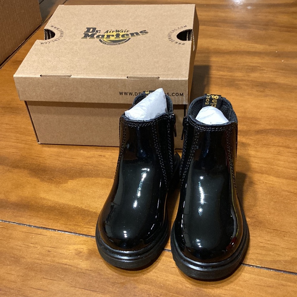 2976 patent leather Chelsea boots